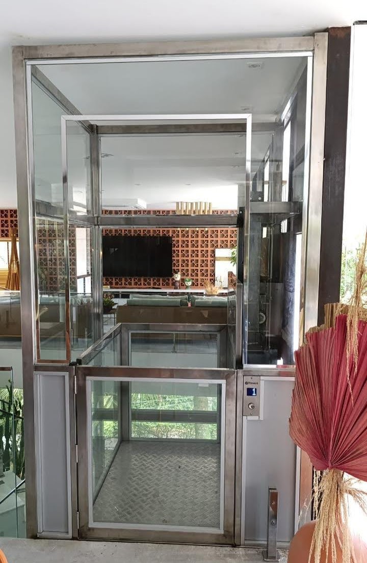 Plataforma de acessibilidade residencial do tipo meia cabine.